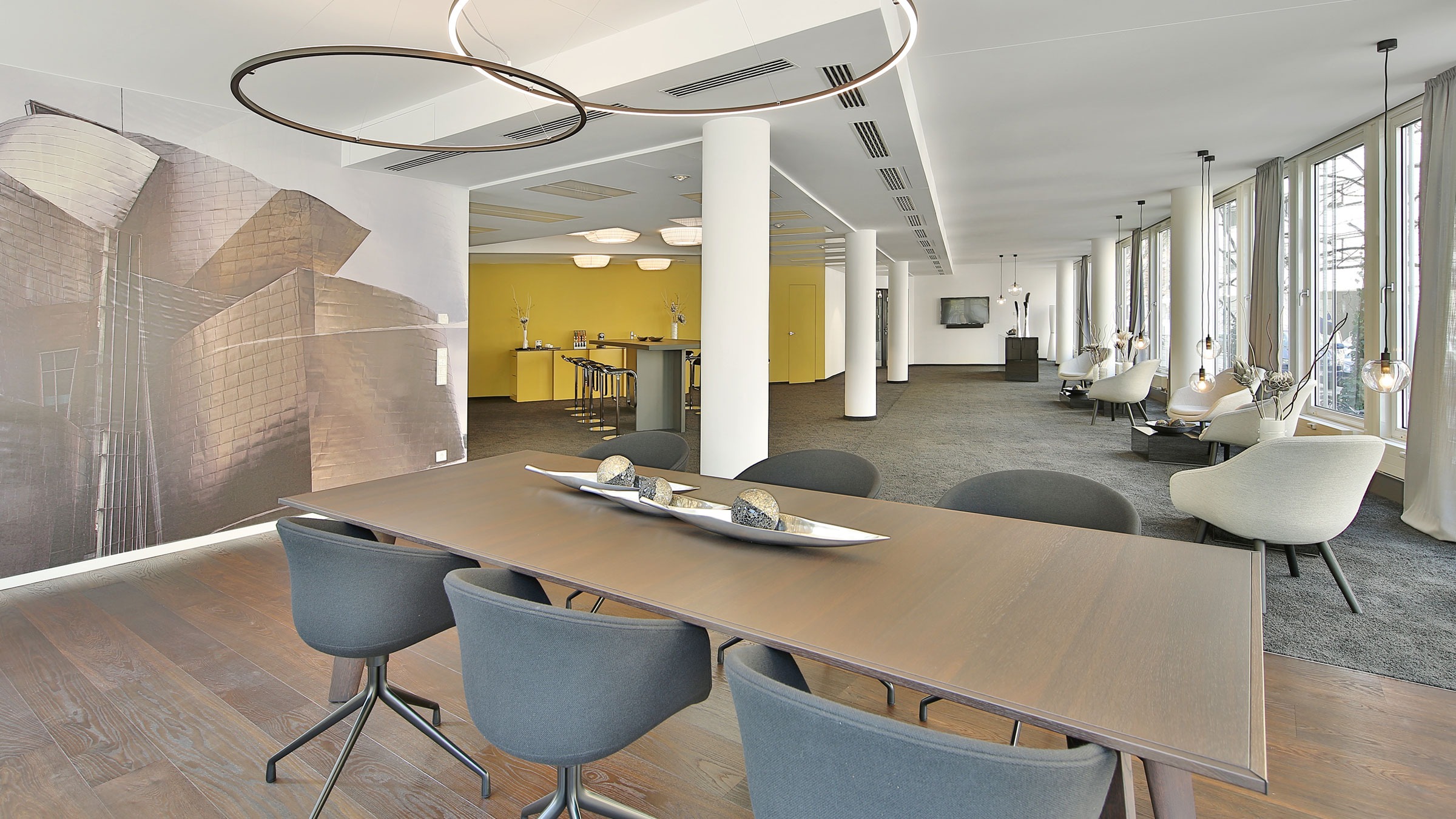 Panoramablick mit Konferenzraum und Empfangsbereich im Bürogebäude Thrity Five in München